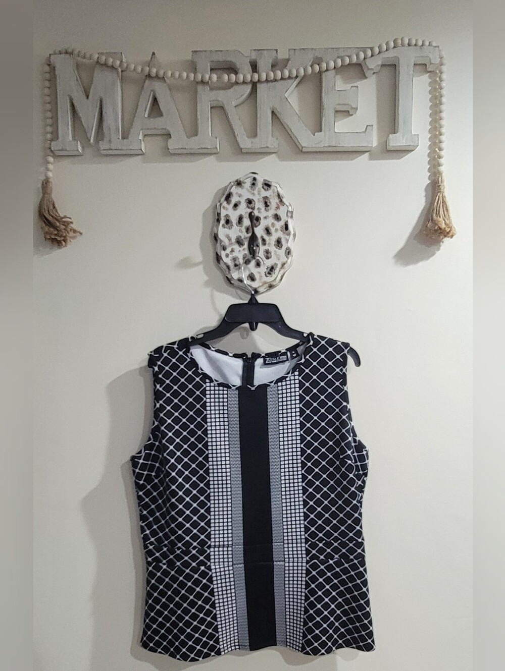 New York & Company Black and White Geometric Sleeveless Tank